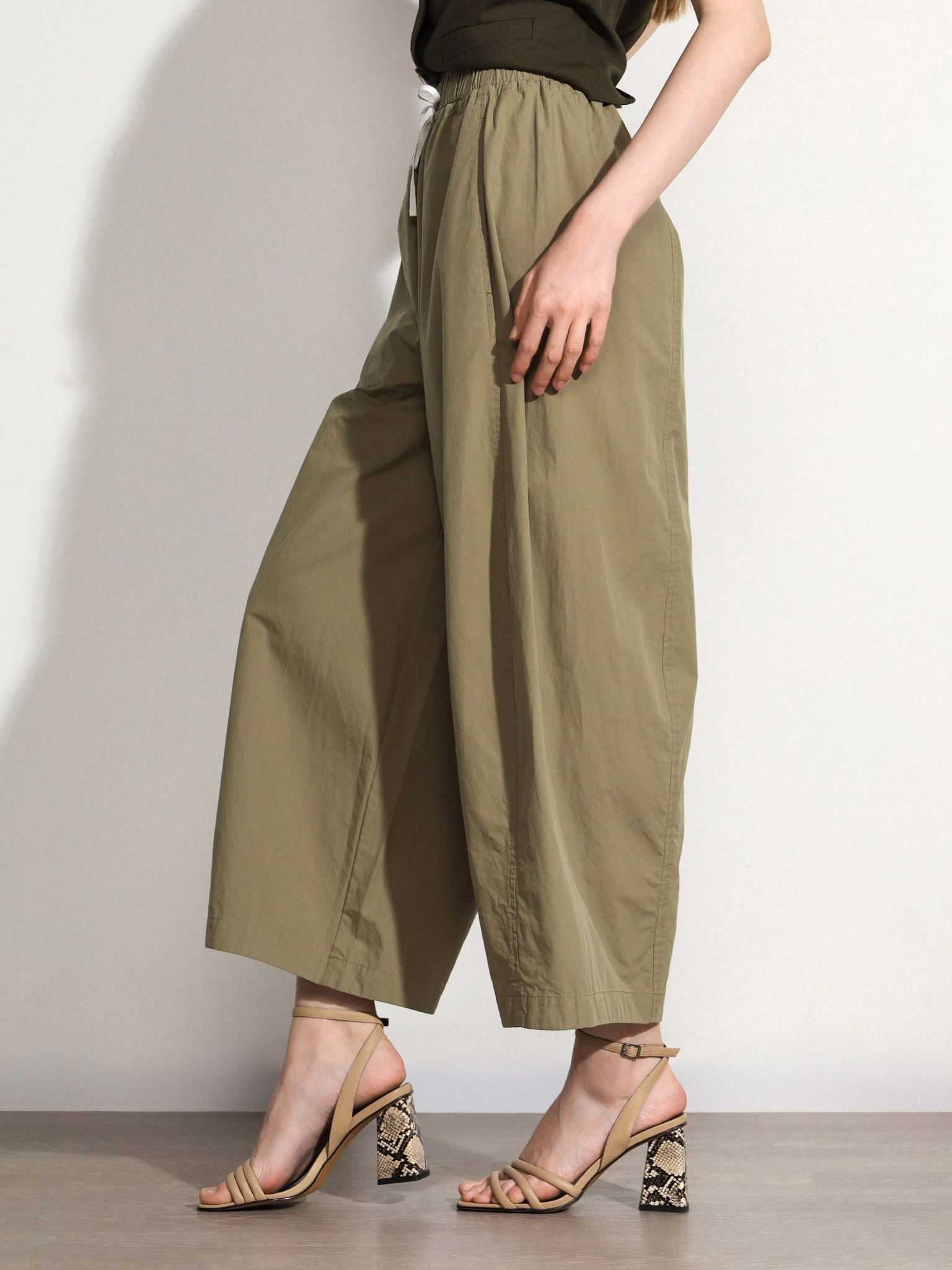 Брюки зеленого цвета из хлопка прямого кроя